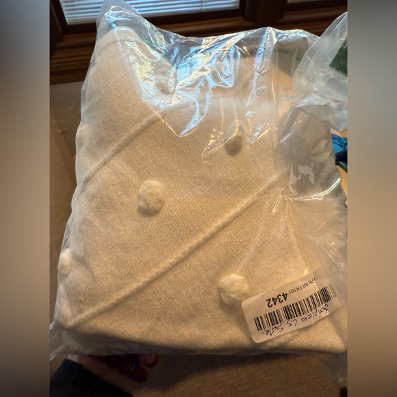 NWT WHITE PUFF SWEATER-XS/S - Picture 15 of 15